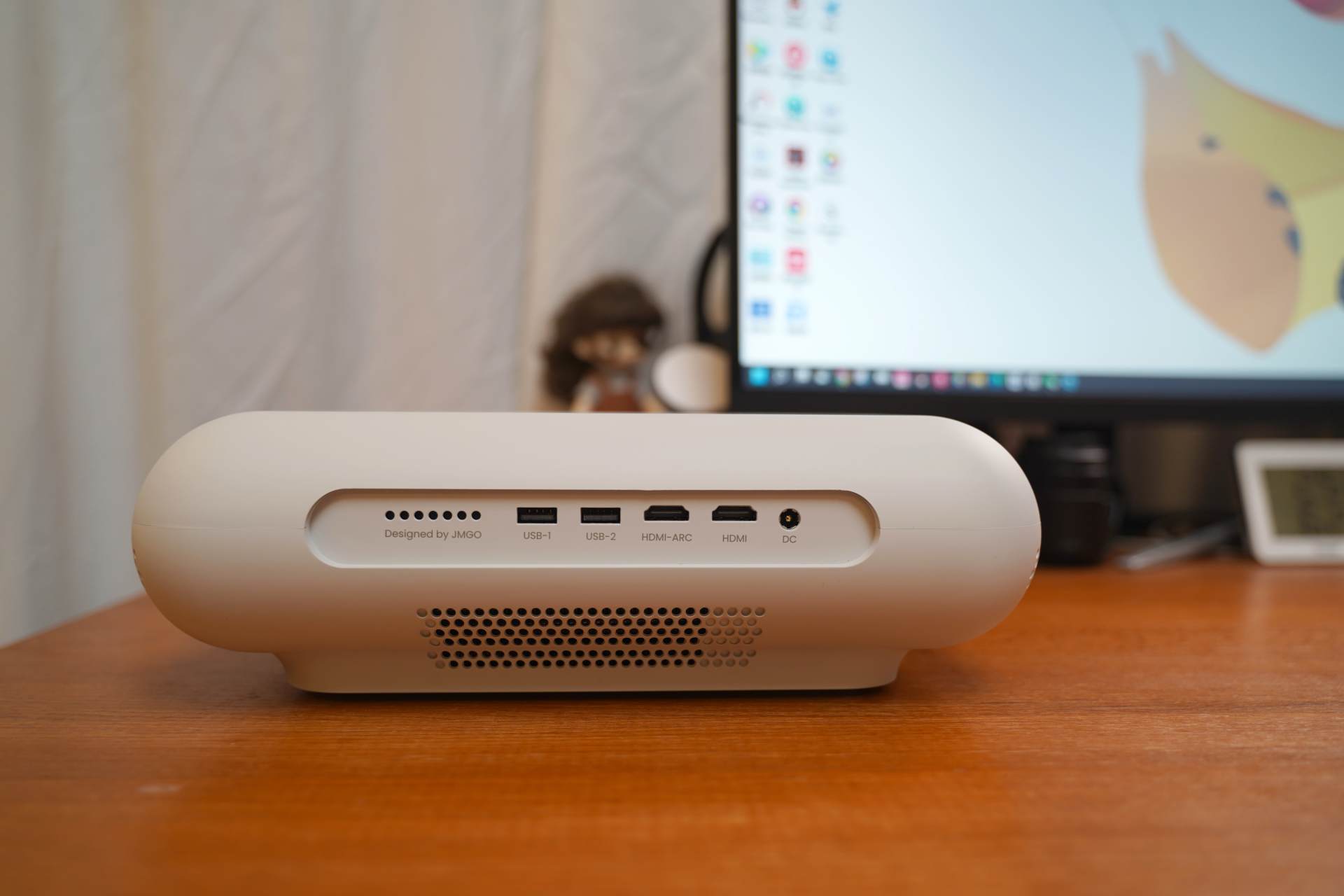 家里空间不够投影仪没法用，看看这台坚果O1S短焦投影仪