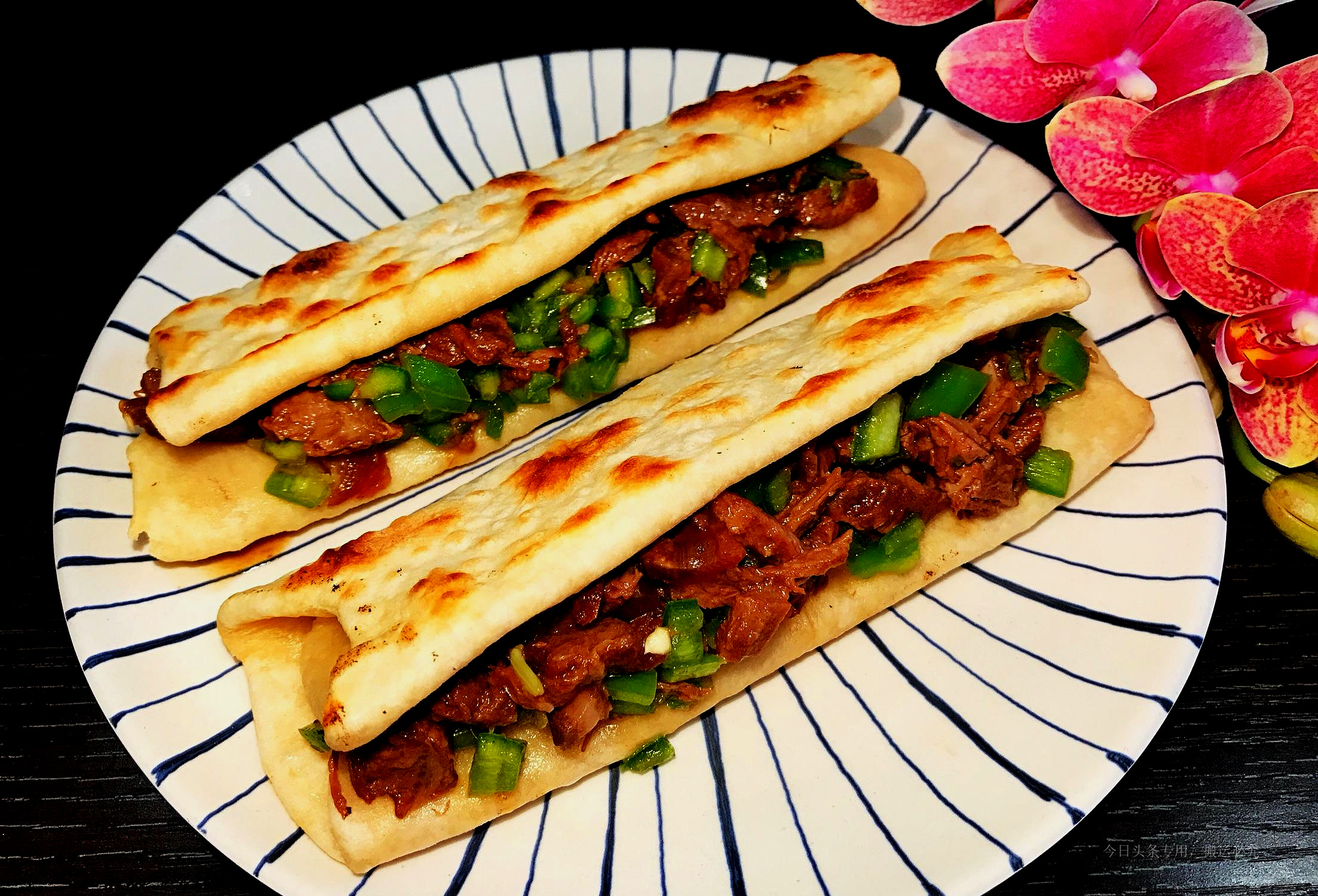 为什么肉夹馍和驴肉火烧一个价呢,驴肉火烧和肉夹馍是不是异曲同工