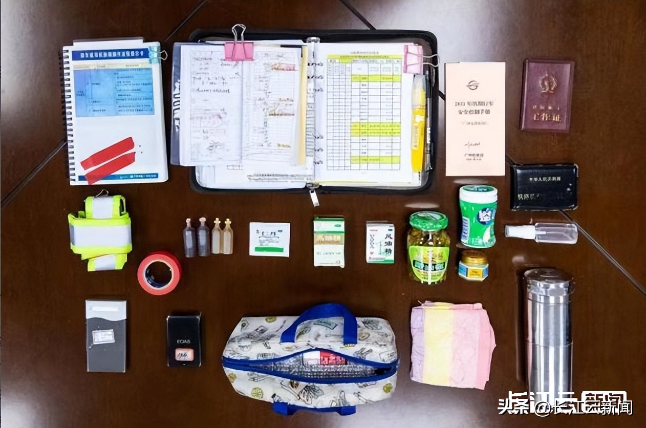 高铁司机是怎样操作,高铁司机需要如何操作