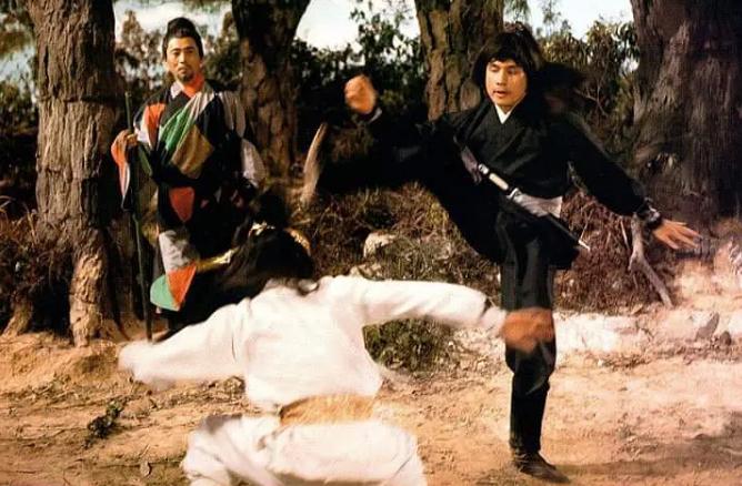 83版射雕英雄传周伯通经典片段,射雕英雄传83版经典武打片段