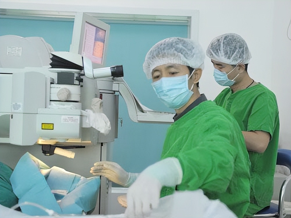 近视眼做飞秒激光有什么后遗症,用激光治近视眼