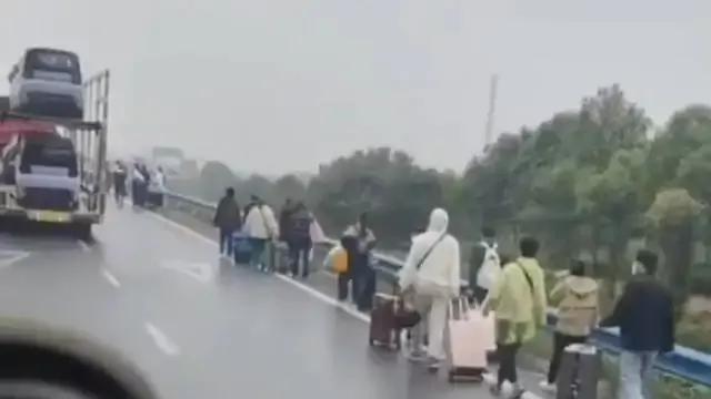 郑州富士康员工徒步返乡原因何在,郑州富士康员工徒步返乡怎么样了