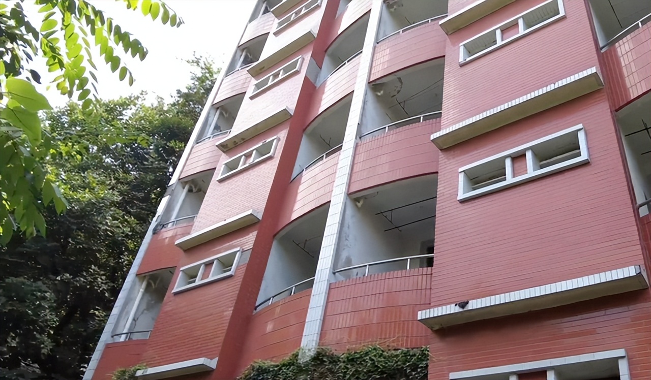 北碚这所中专校园荒废了13年还保留完好；30多年前比大学还吃香