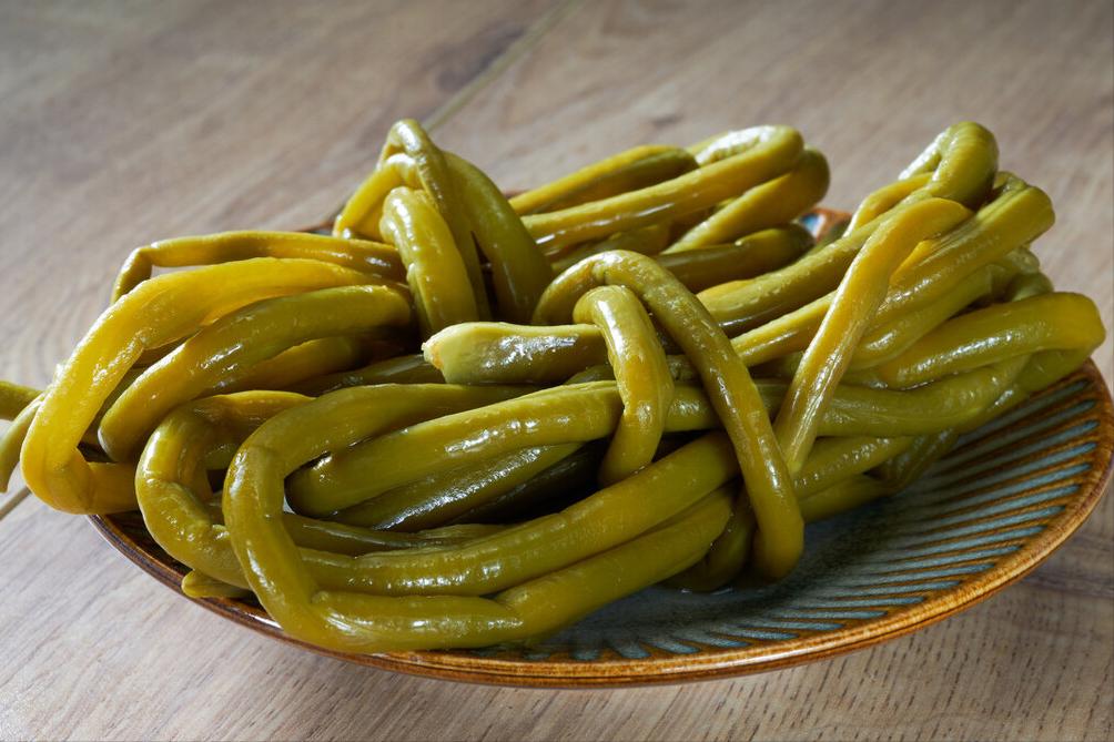 腌酸豆角，只放盐容易坏，餐厅大厨教你2招，酸脆入味放不坏
