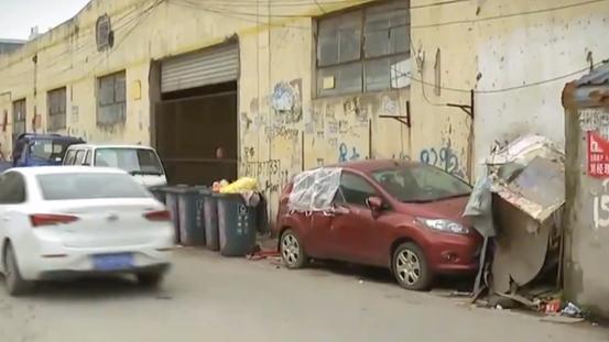 女子占道停车10多天车被铲车铲走,女子占小吃摊位停车20天