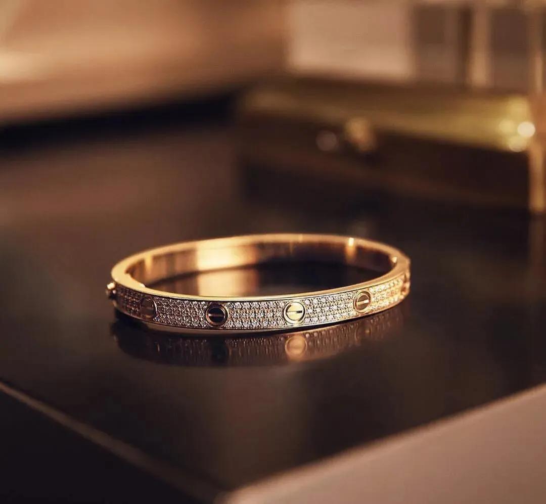 卡地亚钉子和love手镯哪个更好看,卡地亚钉子手镯最新款是什么年份