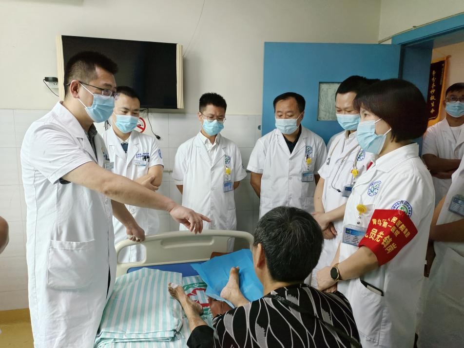 多看一个是一个让群众获得更好的诊疗成都“百名骨科医生走基层”活动侧记