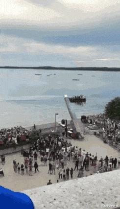 女生上学和出去玩的区别,女生在上课穿校服