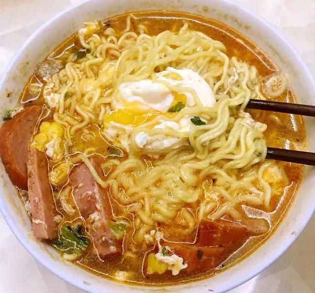 摆摊卖泡面创业项目怎么样,街边摆摊煮泡面卖50一份