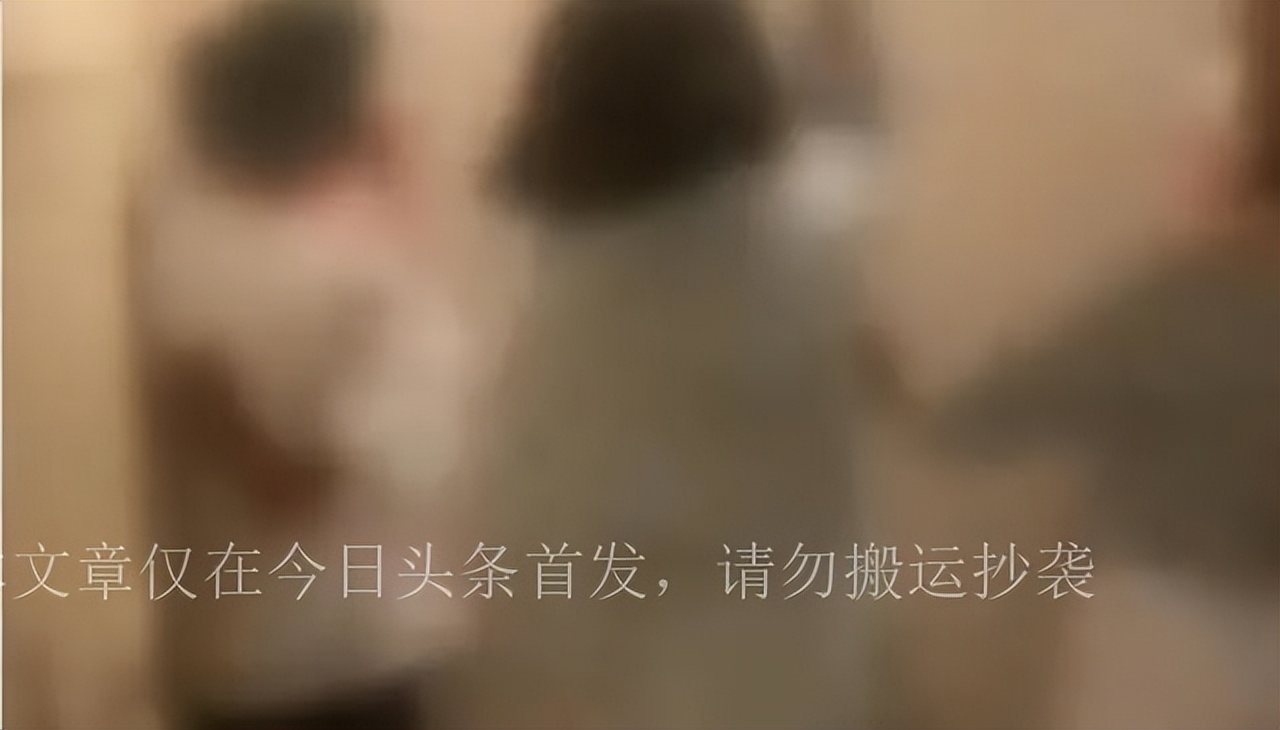 女孩遭残忍施暴10小时，被扒光扔草地羞辱，家属收到被虐视频