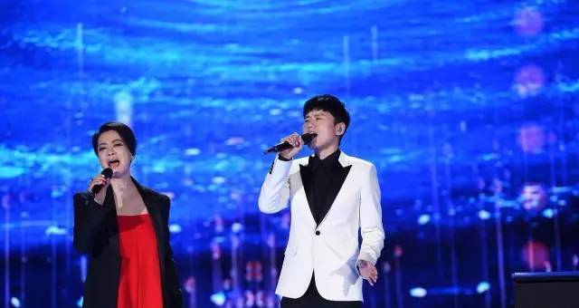 BJT春晚惊现黑色西装，换装原因竟是