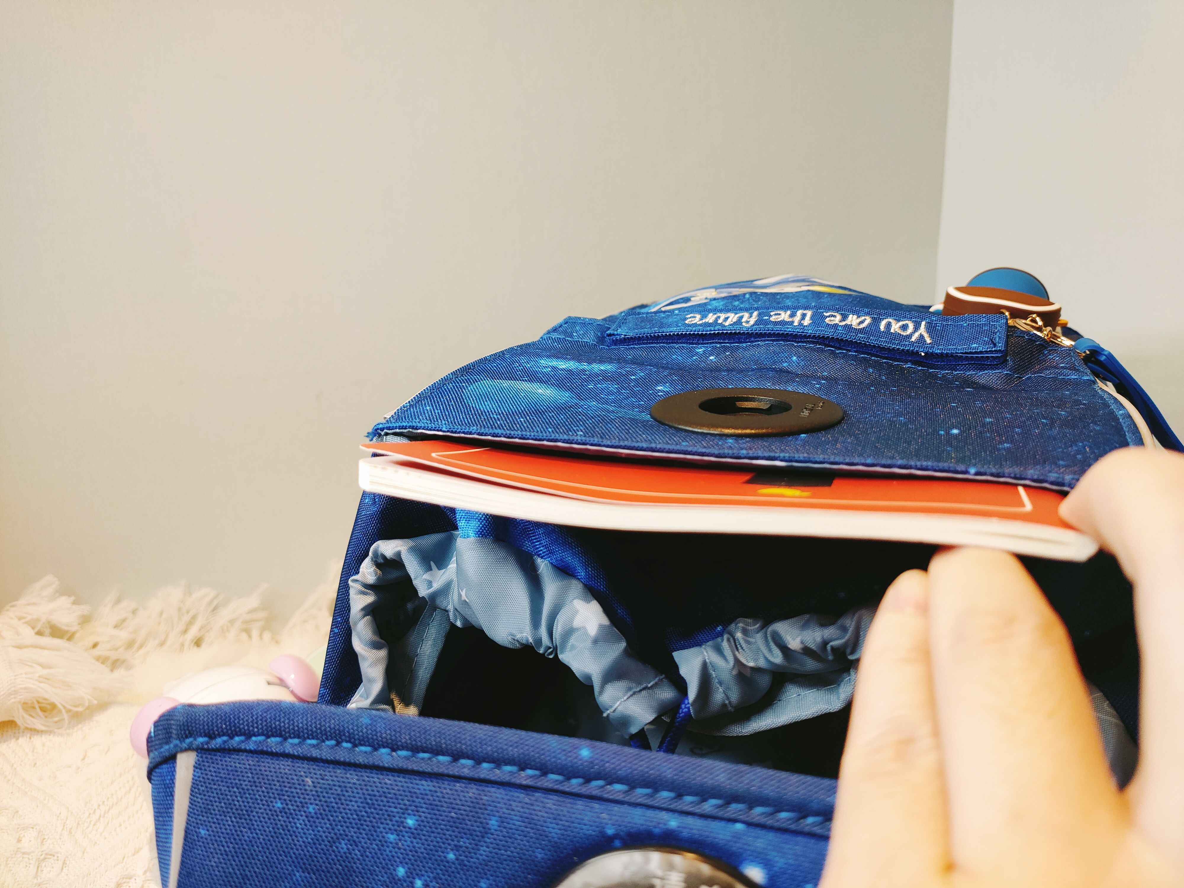 既轻便又实用的小学生书包,学生单肩书包推荐简单