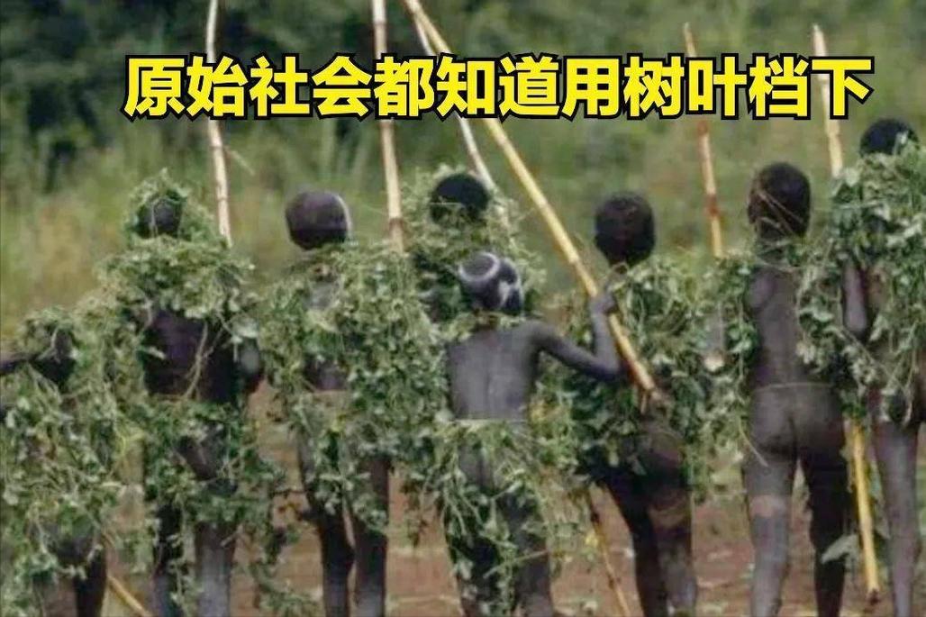 开裆裤,裸胸装,2023年高奢大秀一个比一个奇葩,暴露就是时尚?