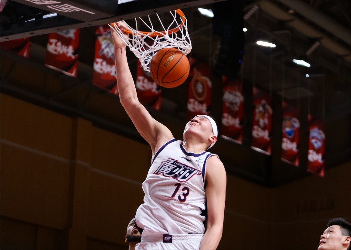 韩德君43分19板15盖帽,内线支柱韩德君单节砍下10分4篮板