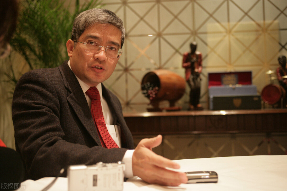 2011年，55岁的*咸平郎**爱上31岁空姐，2年后分手想让空姐赔他900万