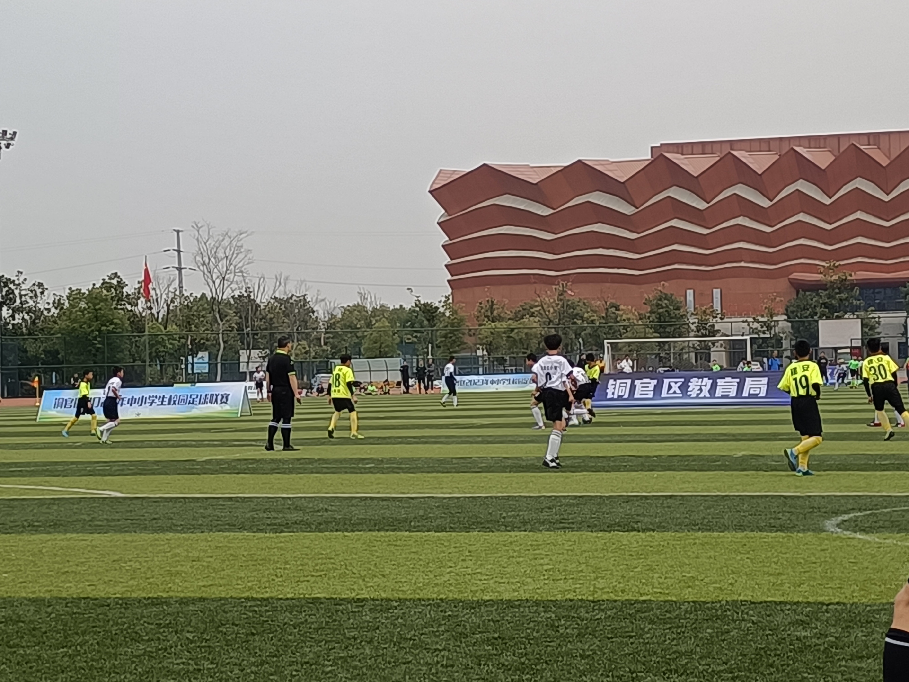 学校足球联赛捷报,小学足球联赛获得双冠