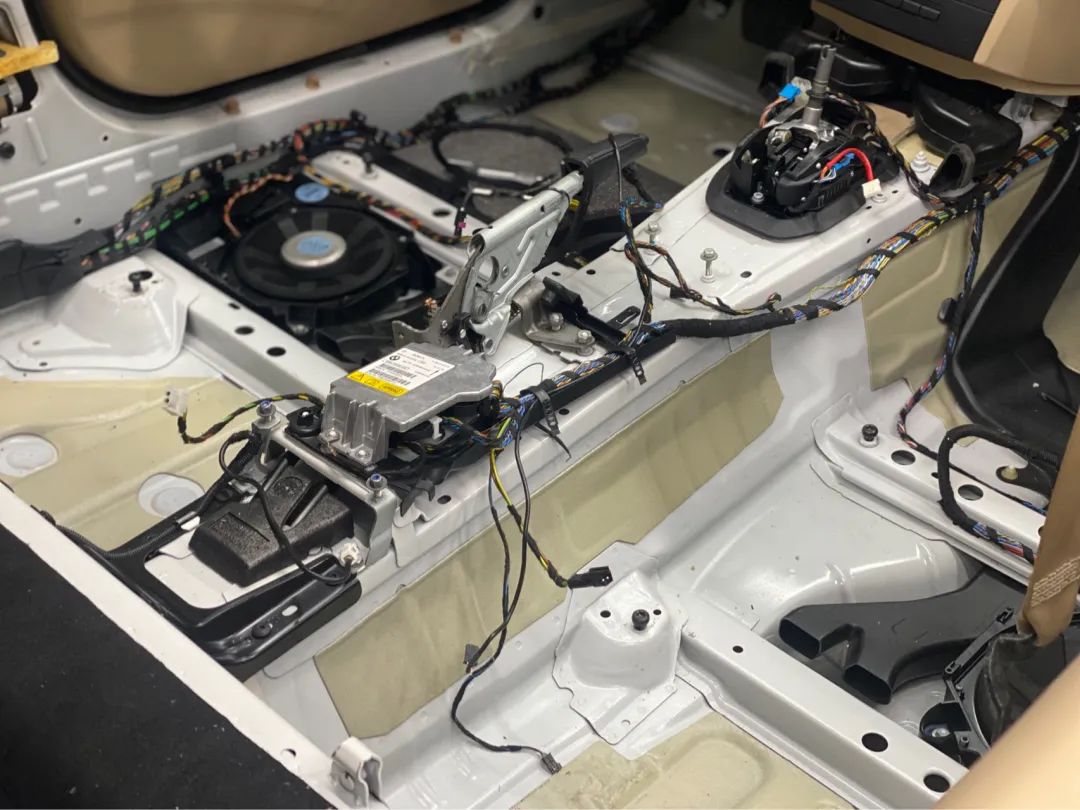 破烂不堪的废旧车变成新车的视频,宝马e90325i