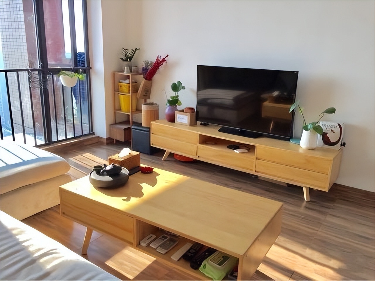 电视挂墙好，还是放电视柜上好？其实二者的区别很大，大家要注意