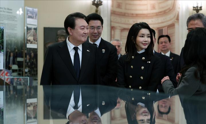 韩国第一夫人出访英国王室服装秀,韩国第一夫人美丽瞬间