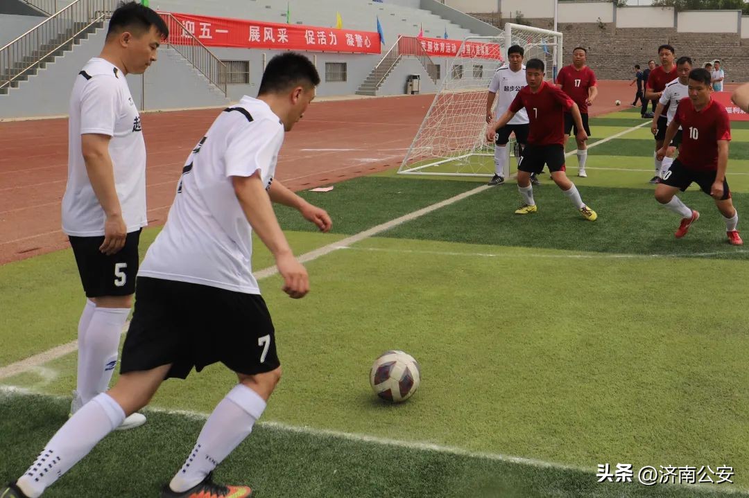 瞧瞧～警察队伍里的“足球小子”！