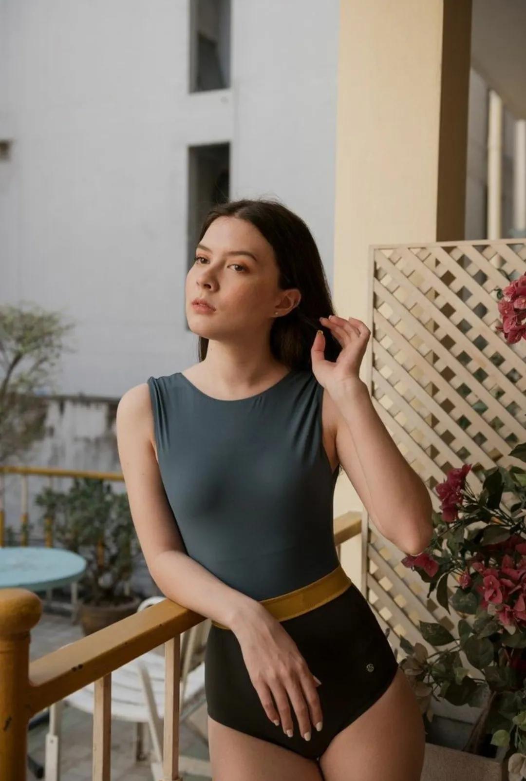 魅力十足的紧身泳衣时尚有气质,修身有型的连体泳衣