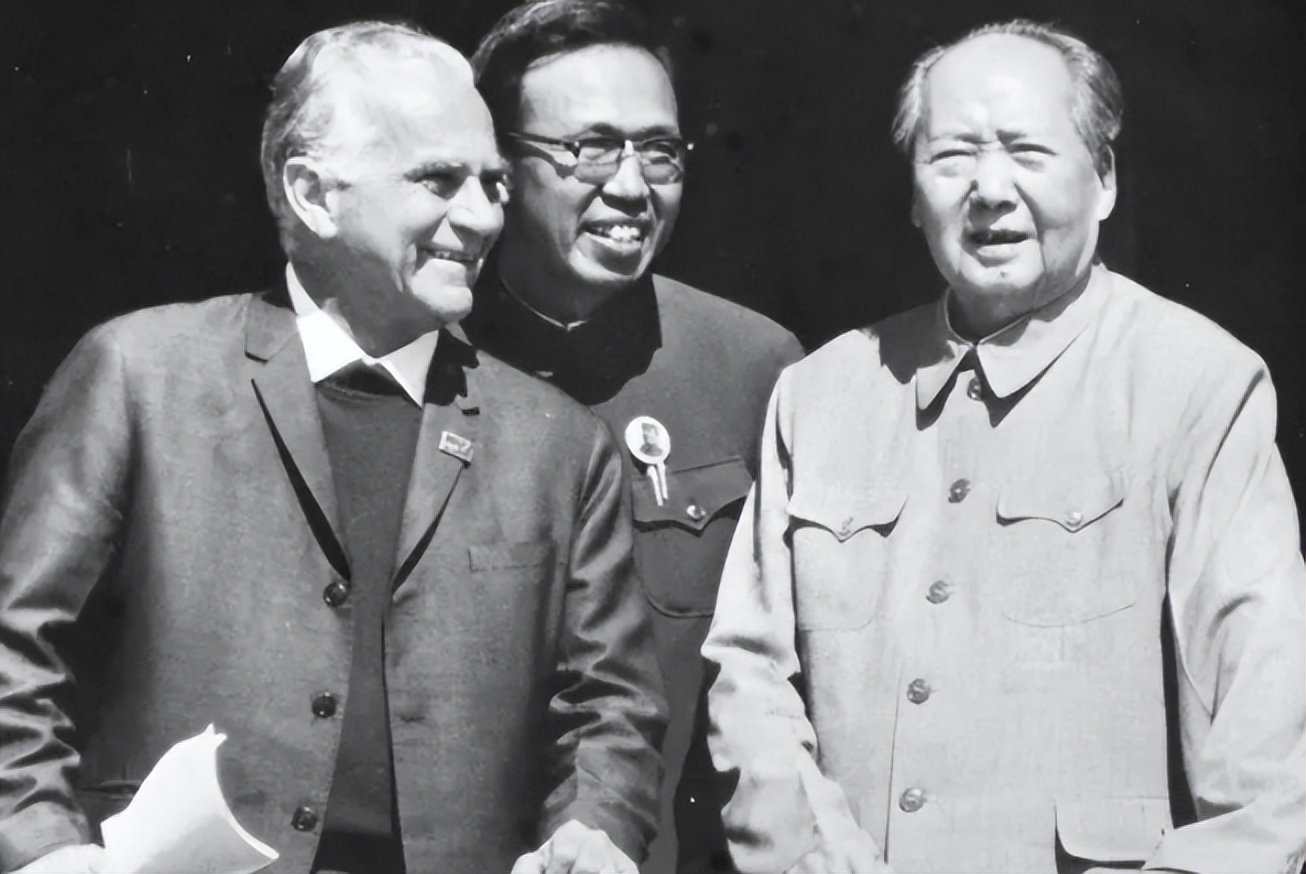 尼克松访华时看到“*倒打**美帝”标语，毛主席幽默回应，尼克松大笑