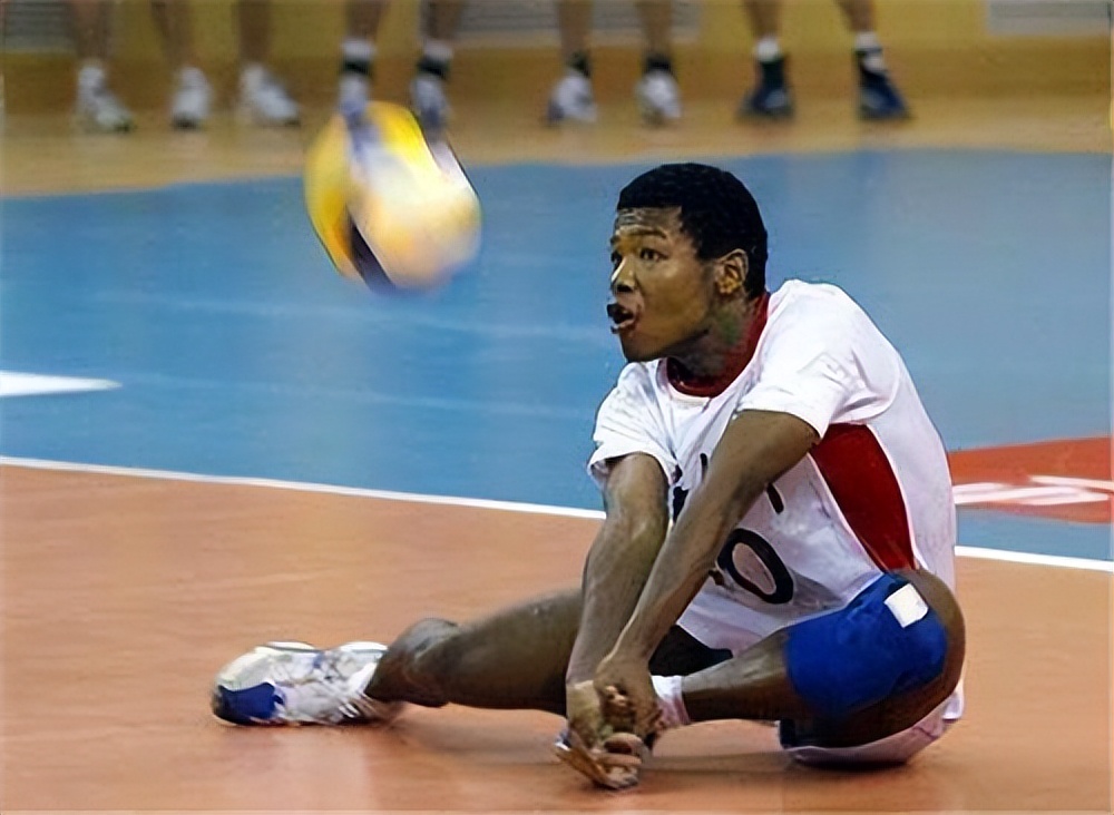 他是国家队首位黑人国手，却总被质疑，他：我是中国人，不是外援