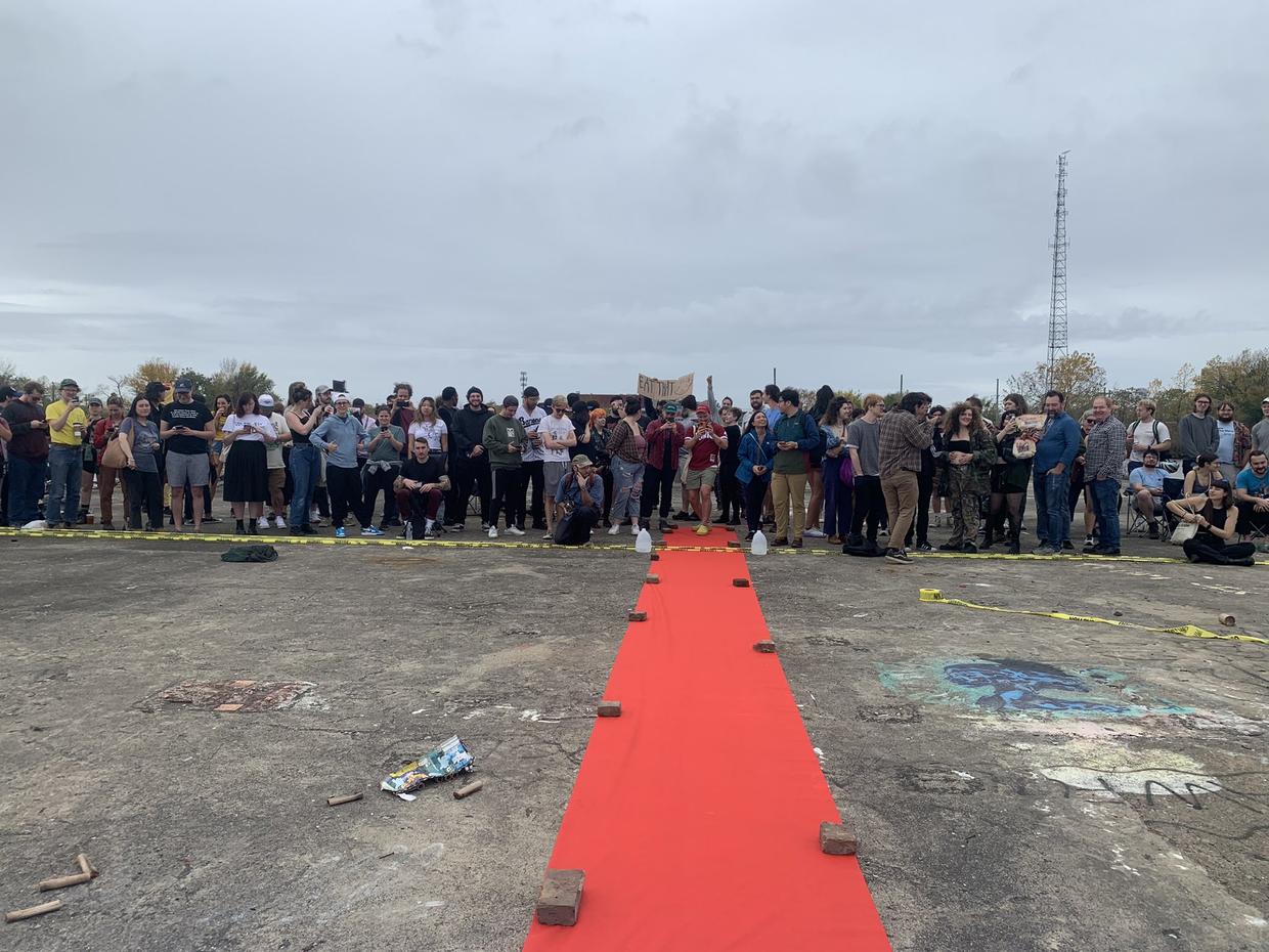 为拯救世界，美国帅哥决定狂吃40只鸡！全城500人现场围观加油