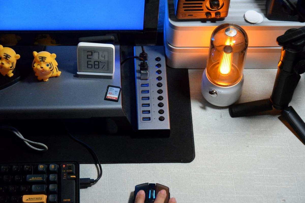 桌面改造后发现USB口不够用，加了个ORICO分控集线器，轻松解决