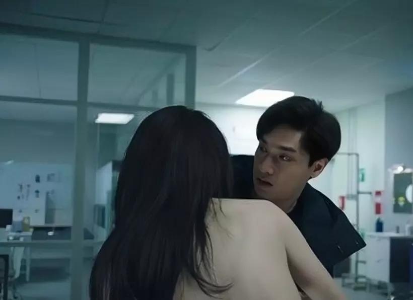 香港知名女星新剧迎破格性演出！差点遭活体解剖，几乎全裸上阵