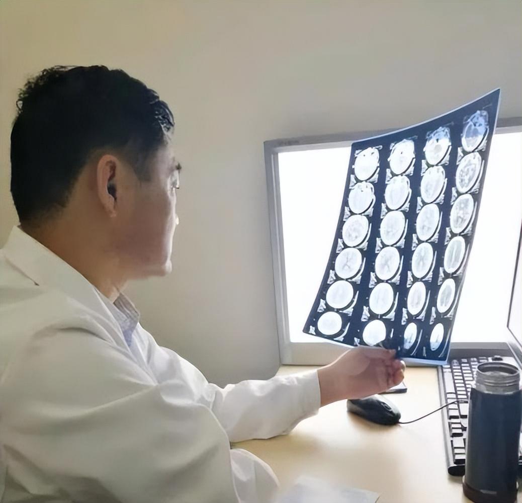 放弃治疗癌症的父亲被网友骂,省医院主任父亲患癌症放弃治疗