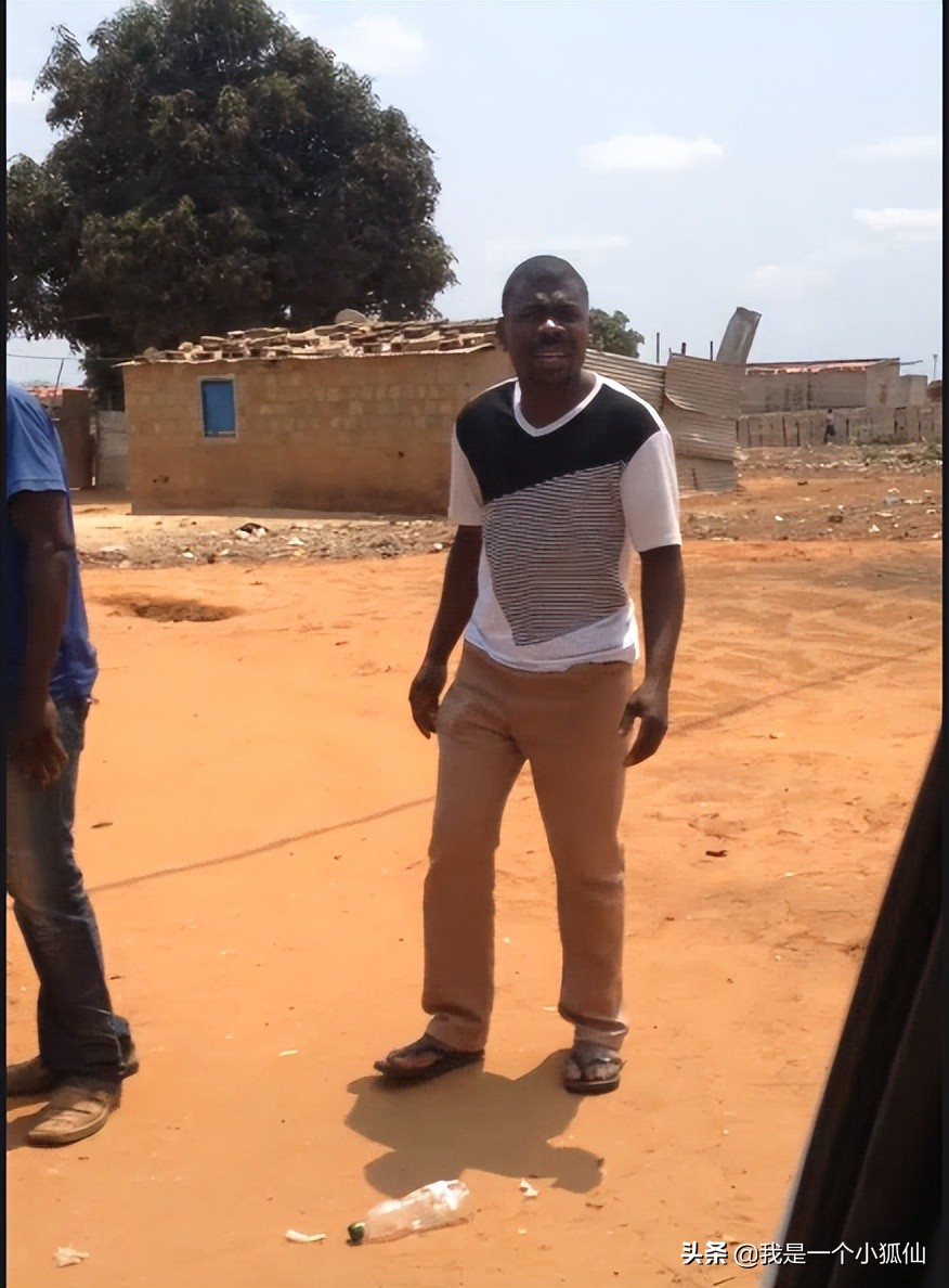 在非洲安哥拉，我开车从黑人村子里穿过（我在安哥拉的日子320）
