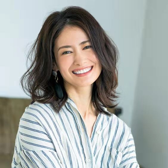 40岁中短发啥头型显年轻,40岁短发啥头型显气质