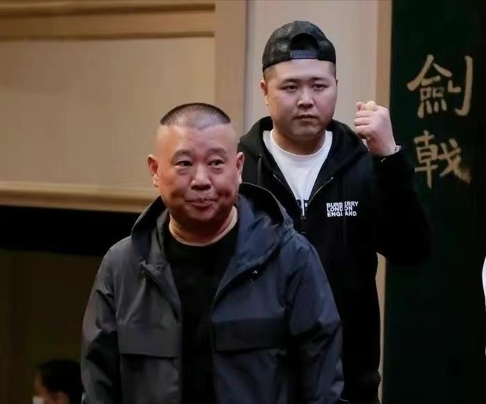 上门骚扰、扔鞋驱赶、组合拳打粉丝，连明星助理都这么嚣张了？