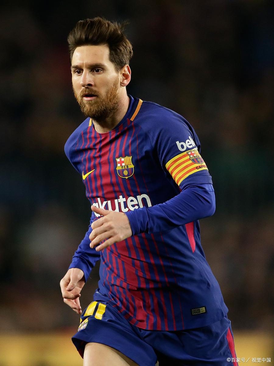 姆巴佩梅西注视大力神杯,阿根廷夺冠梅西拿大力神杯