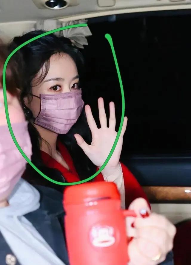 赵丽颖春晚穿鹅黄色带钻礼服图片,赵丽颖红礼服惊艳全场