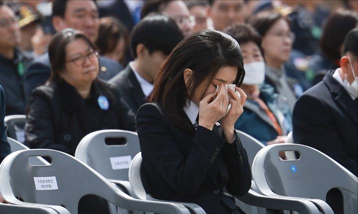 韩第一夫人当众哭泣引热议！擦眼泪鼻涕不顾形象？仙女落泪也超美
