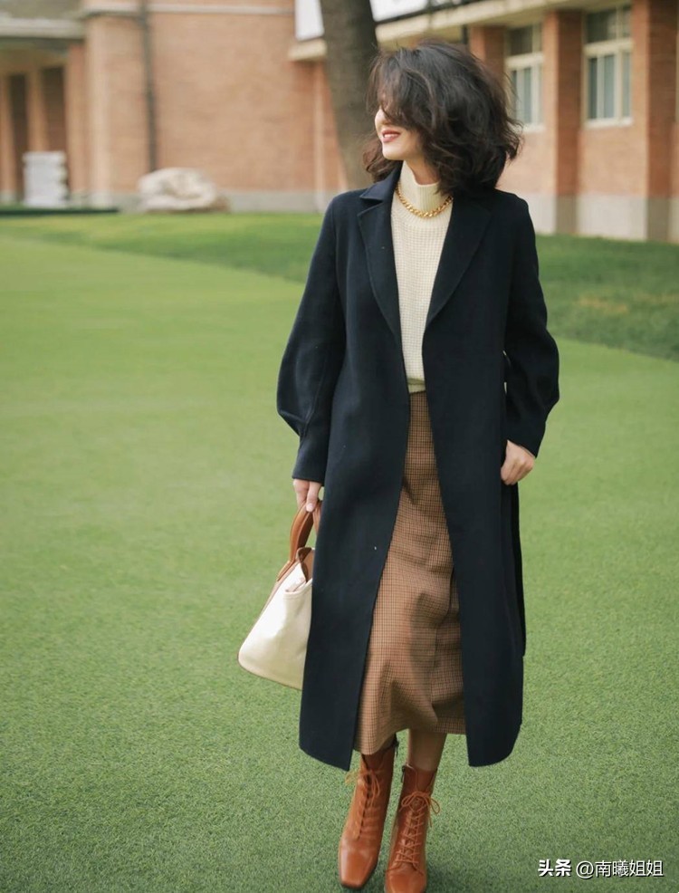 今年很流行长短搭配跟着穿很时髦,今年最不流行的穿搭