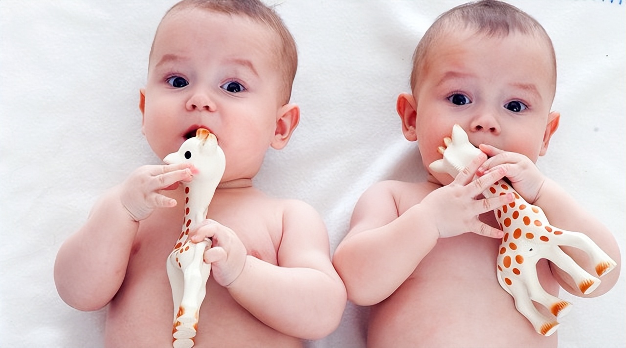 美国产妇生下双胞胎竟是异父同母,美国24岁的女子生下12个双胞胎