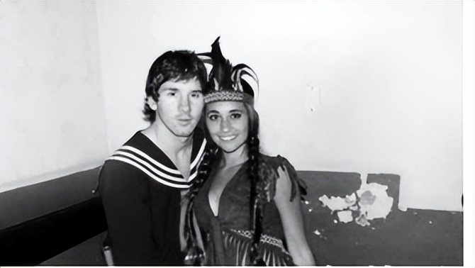 梅西获得金球奖c罗握手梅西,梅西工资卡给老婆