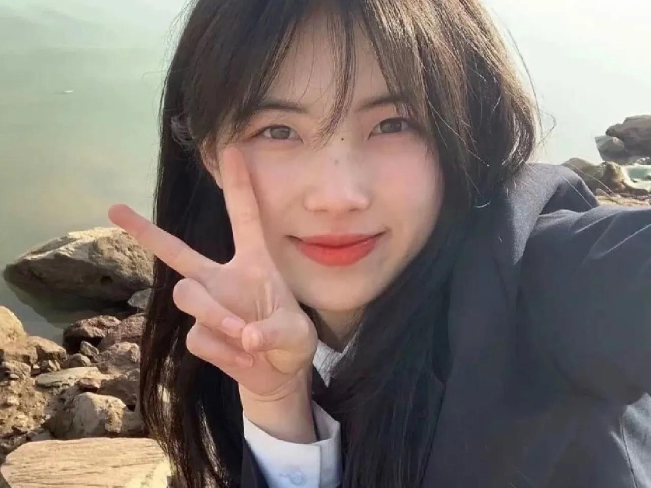 她女扮男装成为东宫的小侍卫,她女扮男装为官多年