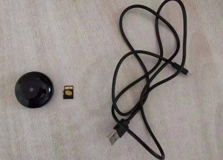 女子摆摊卖玩具发现摄像头,女孩子发现玩具藏摄像头