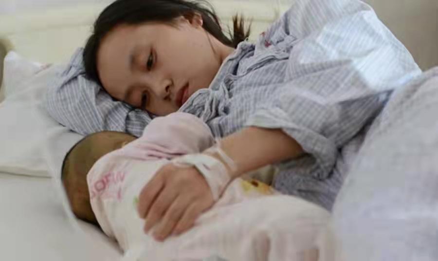 为什么宝宝一吃母乳就想睡觉，放在床上一会儿又醒来？原因太暖心