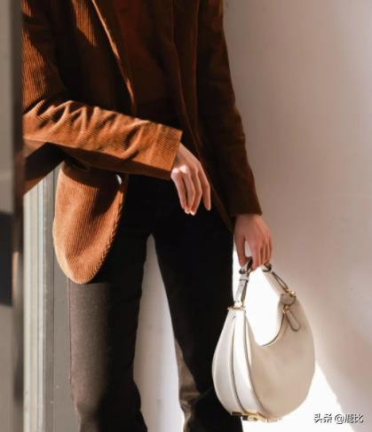 法棍包接班人？Fendi全新出的这款腋下包到底怎么样？