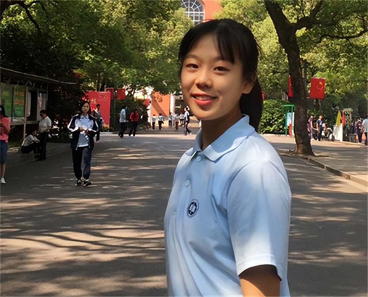 罗子欣一字马出考场,罗子欣一字马