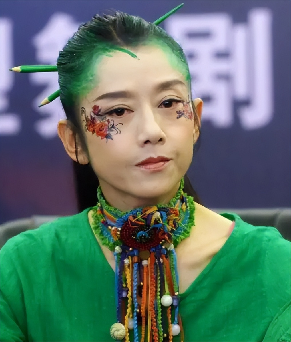 杨丽萍舞蹈再惹争议!女舞者手摸男伴私密部位,场面尴尬疑似低俗