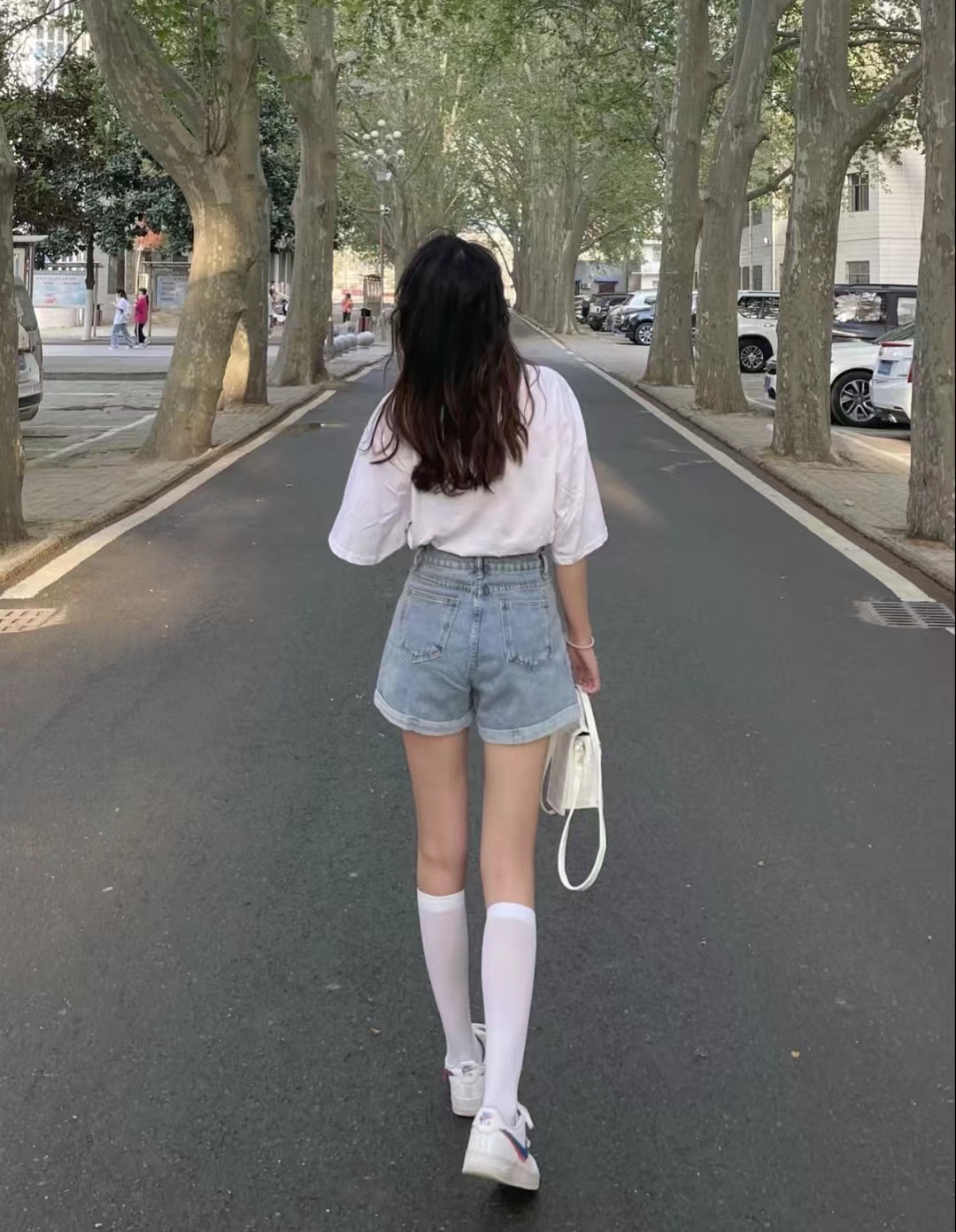 红色牛仔短裤搭配什么颜色上衣,微胖牛仔短裤搭配什么上衣