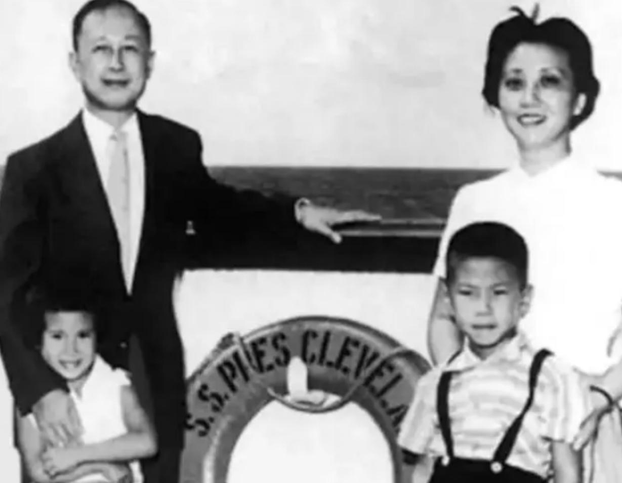 1955年钱学森回国，毛*东泽**紧握他的手：听说美国人把你当五个师呢