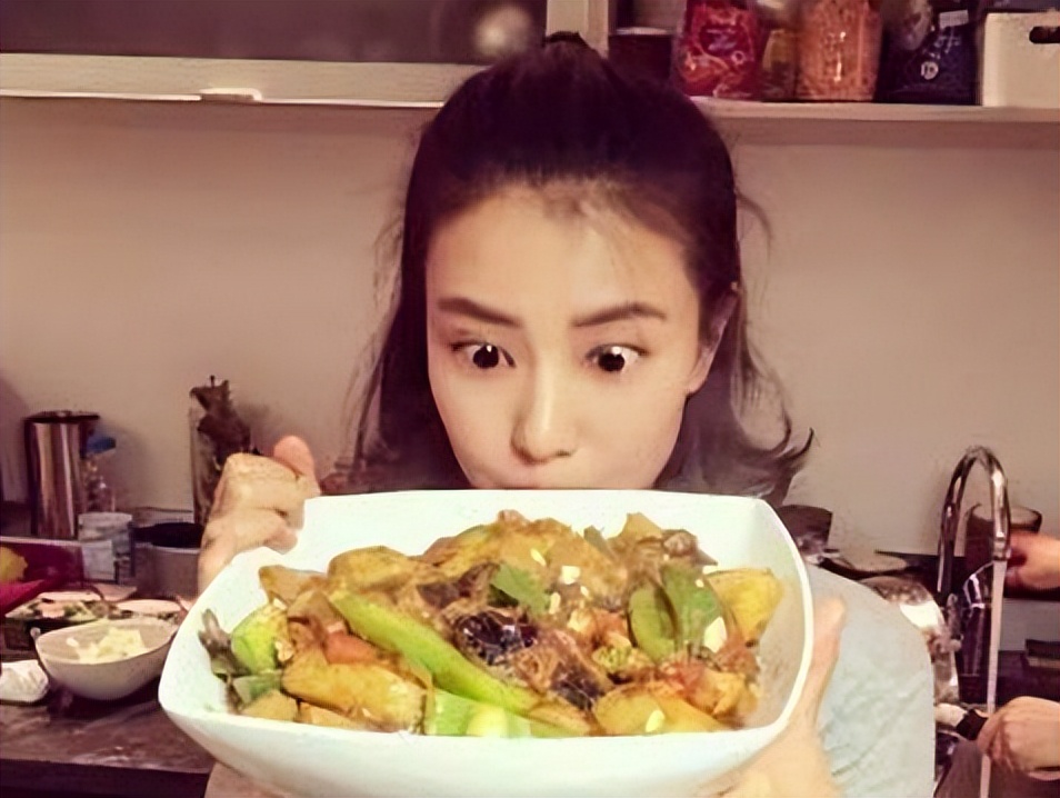 国民女神高圆圆:插足袁泉感情,王一博背后金主,屡被公公刁难