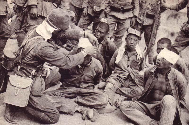 清未老照片：贵族奶娘哺乳小少爷，*女妓**在洋人怀里衣衫不整